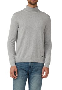 Szary sweter z golfem wykonany z miękkiego dzianinowego materiału, z długimi rękawami i ściągaczami na mankietach. W połączeniu z jasnoniebieskimi dżinsami.