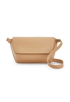Sac bandoulière en cuir beige avec fermeture à rabat lisse et sangle d'épaule ajustable, design minimaliste sur fond blanc.