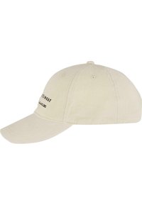 Beige bomull baseball cap med buet sk brim, brodert tekst i svart, seks ventilasjonshull og en knapp på toppen.