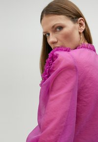 LOLA CASADEMUNT Blúzka so zapínaním na gombíky - fuchsia