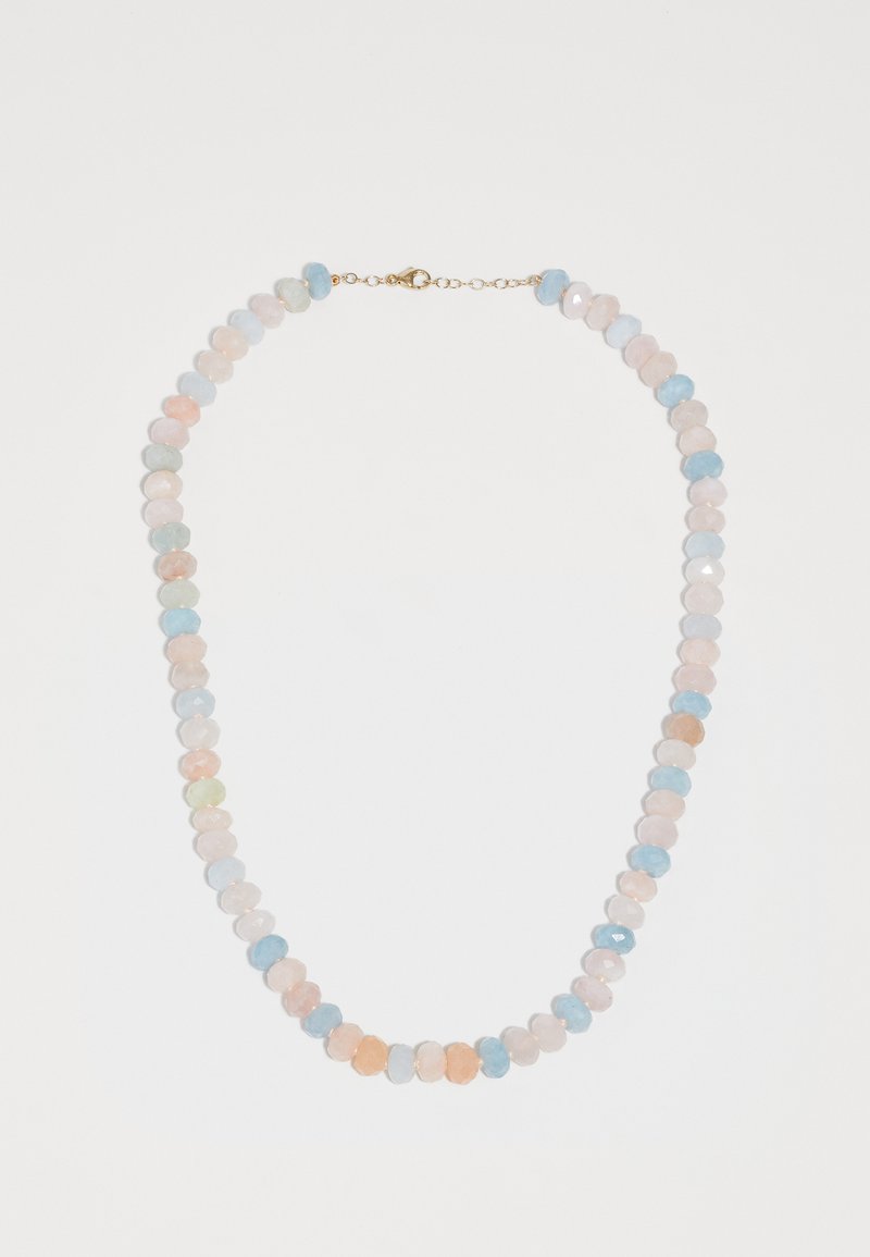 Náhrdelník z multikolórových korálok s hladkými, guľatými kameňmi v pastelových odtieňoch ružovej, modrej a zelenej, so zlatým zapínaním.