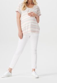 Top premaman in morbido tessuto, con righe orizzontali in colori pastello, scollatura a V e maniche corte, abbinato a pantaloni bianchi slim-fit.
