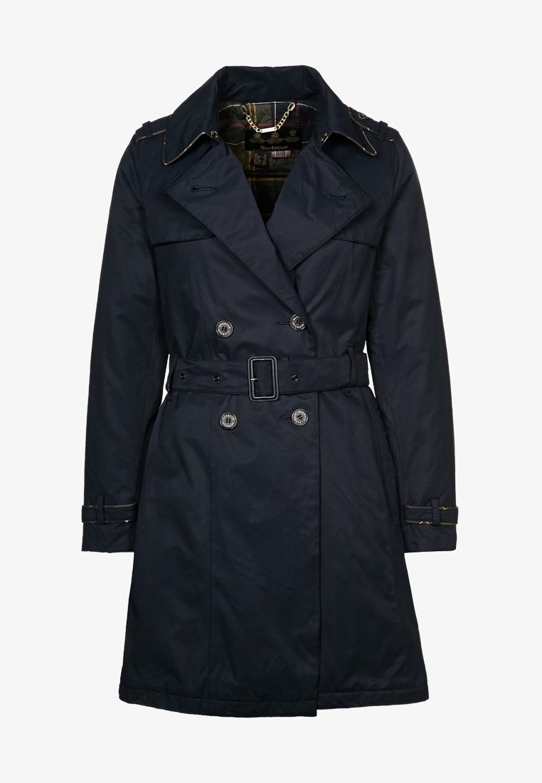 Marineblauwe trenchcoat gemaakt van waterafstotende stof; heeft een dubbelgeknopte stijl, riem en knoopaccenten, met diagonale kleppen.