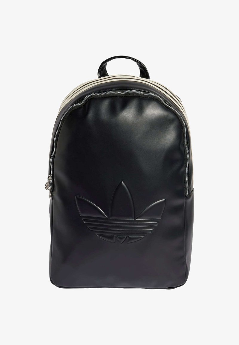 Črn usnjen nahrbtnik z zadrgo, ki ima na sprednji strani izbočen logotip Adidas in zgornjo ročico za enostavno prenašanje.