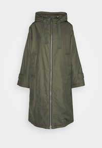 Parka longue à capuche de couleur vert olive avec fermeture éclair intégrale à l'avant et poches latérales, conçue pour la protection contre le froid.