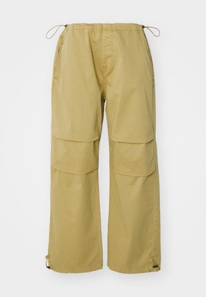 Cargo bukser i khaki, med vide ben, elastisk talje, forlommer og justerbare snorevedhæftninger. Lavet af letvægtsstof.