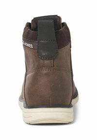 Bottine en cuir marron avec une finition lisse, des accents brun foncé contrastants, une languette à l'arrière et une semelle en caoutchouc légère.