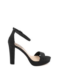 Sandalo nero con tacco alto, in tessuto testurizzato, cinturino alla caviglia e dettaglio intrecciato nella parte anteriore. La suola con piattaforma aggiunge altezza e stabilità.