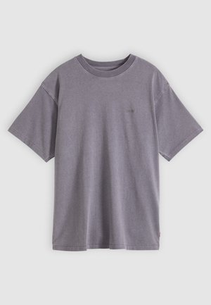 T-shirt en coton gris avec un col rond, des manches courtes et un petit logo imprimé sur le côté gauche de la poitrine. Texture douce et coupe décontractée.