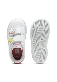 Vita sneakers med kardborreband, prydda med regnbågar och stjärnaccenter. Sula med ett zigzag-mönster för bättre grepp. Röd innersula.