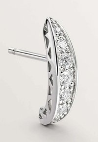 Pendiente de plata con un diseño curvado, que presenta una fila de piedras preciosas transparentes engastadas en un marco de metal texturizado y una varilla recta para sujeción.