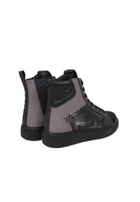 Sneakers alte nere e grigie con una finitura testurizzata, dotate di un pannello laterale metallico, punta con lacci e dettagli cuciti.