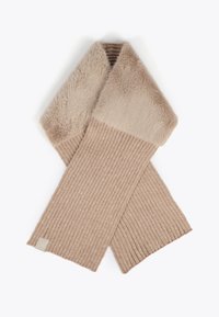 Beige ribbet strikkskjerf med en myk fuskepelskant øverst, med et lite logokort i den ene enden. Struktureret for varme og komfort.