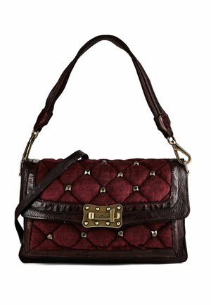 Bolso acolchado de color rojo oscuro con ribete de cuero, tachuelas de metal, un cierre dorado y con asa para el hombro y de mano.