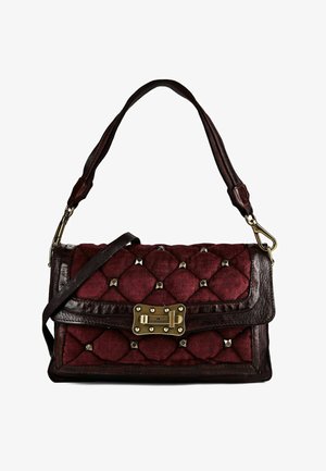Borsa trapuntata rosso scuro con rifiniture in pelle, borchie metalliche, chiusura dorata, dotata di tracolla e manico.