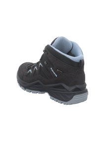 Scarponcino da escursionismo in suede marrone con tomaia in rete nera, suola in gomma grigia e colletto azzurro chiaro; presenta tecnologia Gore-Tex per una protezione impermeabile.
