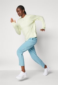 Nike Performance SWIFT TOP - Camiseta de manga larga - life lime/white/heather/silver