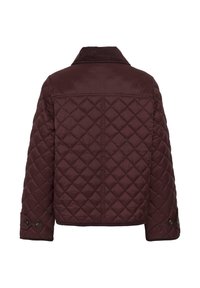 Burgunderfarbene gesteppte Jacke mit einem Cordkragen, die ein kurzes Design aufweist und zwei Knopfakzente an den Ärmeln hat.