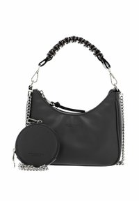 Sac à main en similicuir noir avec une forme incurvée, une poignée torsadée réglable, des accessoires argentés, et une pochette circulaire amovible attachée par une chaîne.