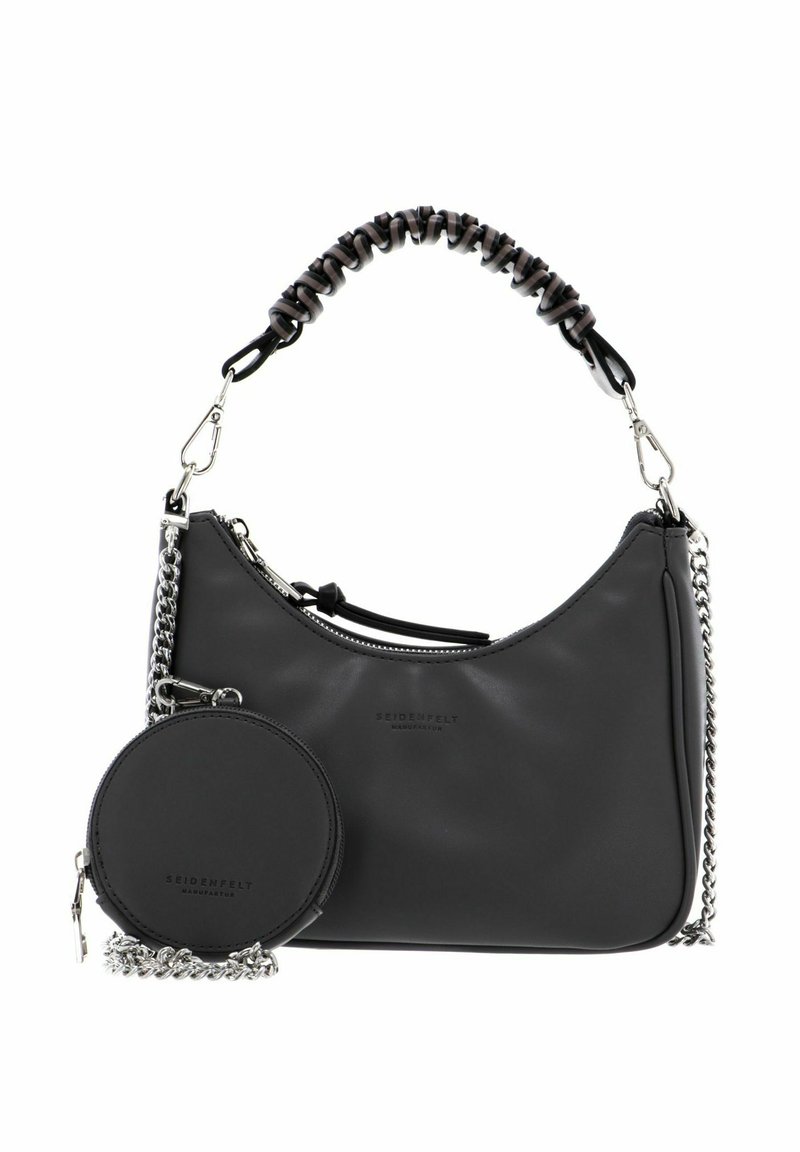 Sac à main en similicuir noir avec une forme incurvée, une poignée torsadée réglable, des accessoires argentés, et une pochette circulaire amovible attachée par une chaîne.