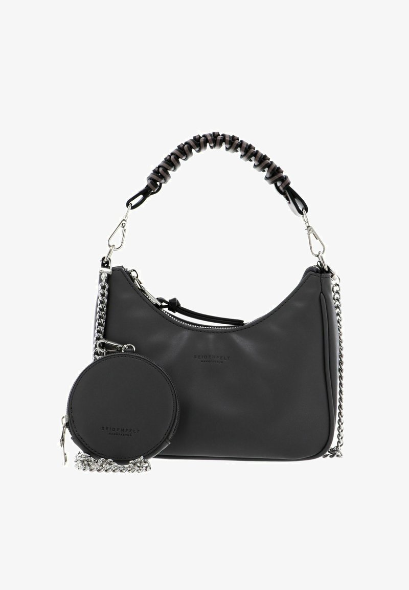 Sac à main en similicuir noir avec une forme incurvée, une poignée torsadée réglable, des accessoires argentés, et une pochette circulaire amovible attachée par une chaîne.