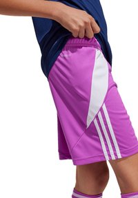 AEROREADY paarse sportshorts met witte accenten en drie verticale strepen. Gemaakt van lichtgewicht materiaal, met een verstelbare tailleband.