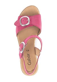 Rosa Wildleder-Sandale mit einem breiten Riemen, silberner runder Schnalle und gepolsterter, brauner Innensohle. Offenes Rückendesign mit konturiertem Schnitt.