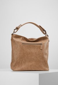 Borsa a tracolla in pelle marrone con superficie morbida e testurizzata, dotata di una tasca esterna con cerniera e una tracolla larga per un facile trasporto.