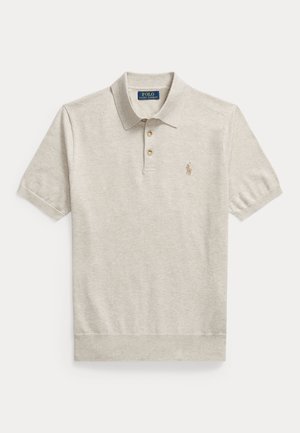 Jasnoszara koszulka polo z krótkim rękawem, kołnierzykiem, trzema guzikami i małym haftowanym logo na lewej piersi, ułożona na płasko na białym tle.