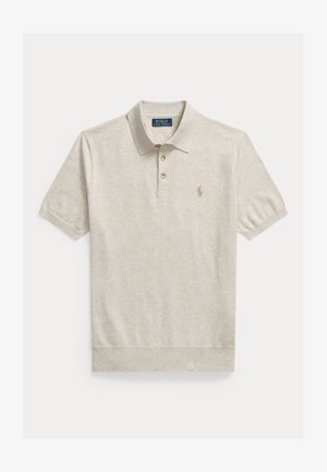 Ανοιχτό γκρι πόλο με κοντά μανίκια, γιακά, τρία κουμπιά και μικρό κεντημένο λογότυπο στο αριστερό στήθος, τοποθετημένο επίπεδα σε λευκό φόντο.