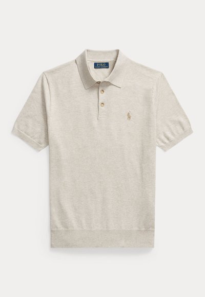 Ανοιχτό γκρι πόλο με κοντά μανίκια, γιακά, τρία κουμπιά και μικρό κεντημένο λογότυπο στο αριστερό στήθος, τοποθετημένο επίπεδα σε λευκό φόντο.