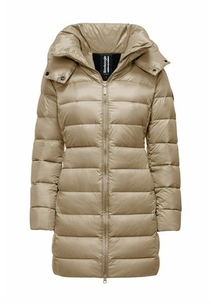 Lichtgewicht tan pufferjack met een ritssluiting aan de voorkant, een grote capuchon en horizontale stiksel. Heeft drukknoopknopen op de schouders. Ideaal voor koud weer.