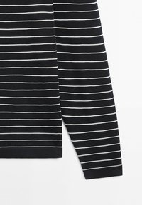 Sort langærmet skjorte med jævnt fordelt tynde, hvide, horisontale striber, vist fra overkrop til håndled på hvid baggrund.