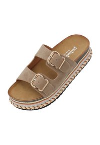 Beige ruskinds slidesandal med to justerbare spænder, en flettet jute mellemsål og en struktureret gummisål.