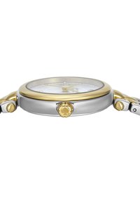 RVS-horloge met een zilveren wijzerplaat, gouden accenten, gele uur- en minuutwijzers, en een onderscheidende kroon met een spade-icoon.