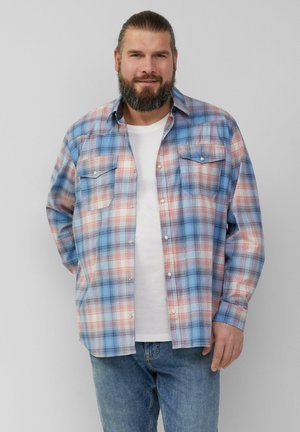 Koszula w kratę w kolorach niebieskim, czerwonym i białym, z długimi rękawami, dwoma kieszeniami na piersi oraz zapięciem na zatrzaski, noszona na białej koszuli.