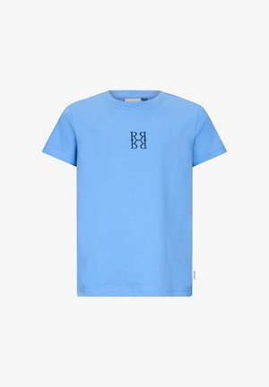 Lichtblauw T-shirt met korte mouwen, voorzien van een zwart spiegelbeeldige "R"-logo in het midden van de borst en een klein wit label aan de linkerkant.