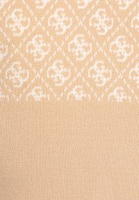 Tessuto lavorato a maglia beige con un motivo a diamante che presenta motivi bianchi. La trama è liscia, con un intreccio uniforme in tutto il tessuto.