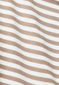 Tejido rayado con franjas anchas alternas de beige y blanco. Textura suave y material ligero, adecuado para diversas prendas.
