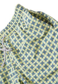 Costumi da bagno con vita elastica e coulisse regolabile. Base gialla con motivi geometrici blu e turchesi.