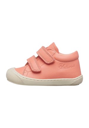 Scarpa rosa per bambino con due cinturini in Velcro e suola e punta in gomma bianca testurizzata.