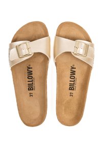 Sandales slides en simili cuir doré avec une seule sangle et une boucle rectangulaire. Semelle intérieure rembourrée couleur beige avec marquage, taille 37, fabriquées en Espagne.
