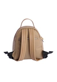 Mochila de imitación de cuero beige con compartimentos dobles con cremallera, correas de hombro acolchadas y un mango superior. Presenta un acento negro en el lateral.
