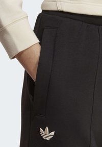 adidas Originals ADICOLOR NEUCLASSICS - Joggebukse - black