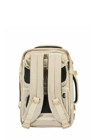Beżowy plecak z wyściełanymi paskami, siatkowym akcentem, regulowanymi klamrami i bocznymi kieszeniami. Prostokątny kształt, wykonany z trwałego materiału.