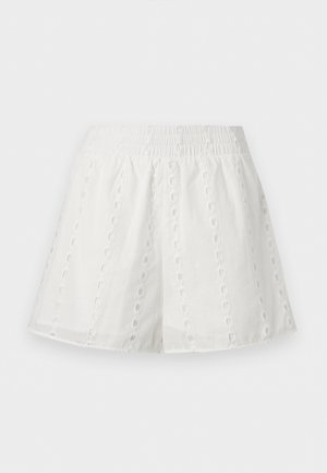 Witte katoenen shorts met elastische tailleband en verticale geborduurde opengewerkte patronen op een effen achtergrond.