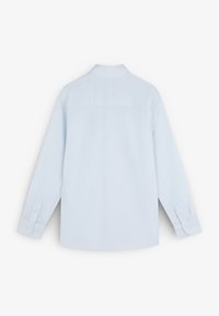 Camicia azzurra chiara a maniche lunghe con colletto classico, polsini abbottonati e un tessuto di cotone morbido. Presenta un dettaglio centrale della cucitura sul retro.
