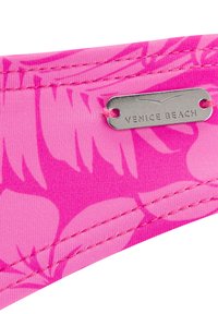 Tessuto rosa con un motivo floreale, con un'etichetta metallica contrassegnata "Venice Beach". Include dettagli di cucitura visibili e una texture liscia.