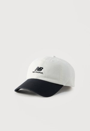 Gorra de béisbol New Balance en blanco y negro con visera curva y logo bordado en el panel frontal.