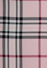 Tissu rose avec un motif à carreaux composé de rayures horizontales et verticales noires, blanches, grises et rouge foncé formant des carrés.